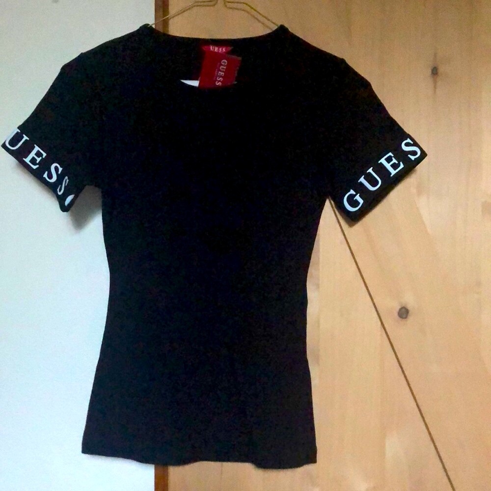 GUESS Classic Black Top w/logo sleeves